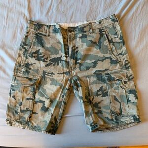 LEVIS CAMO CARGO SHORTS
